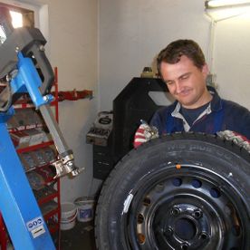 Reifenüberprüfung im Autohaus Pfeffer 