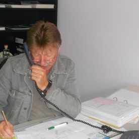 Mitarbeiter telefoniert im Autohaus Pfeffer 